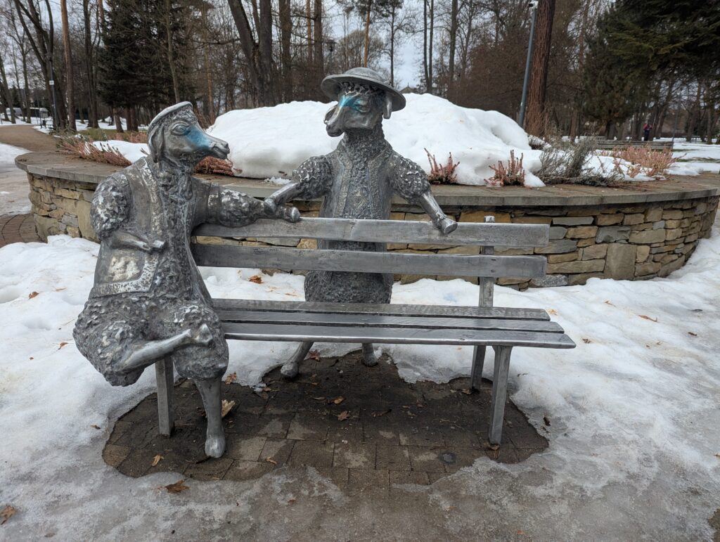 01. Owce na ławeczce