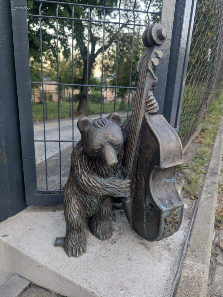 28. Miś Muzykant