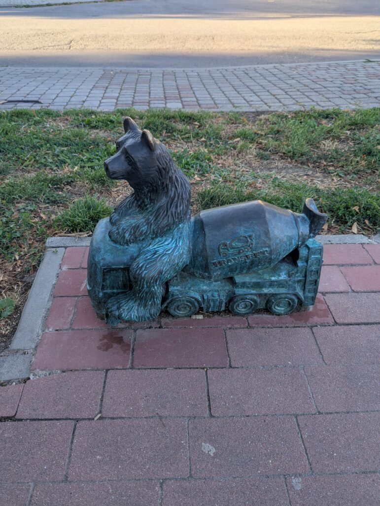 17. Miś z betoniarką