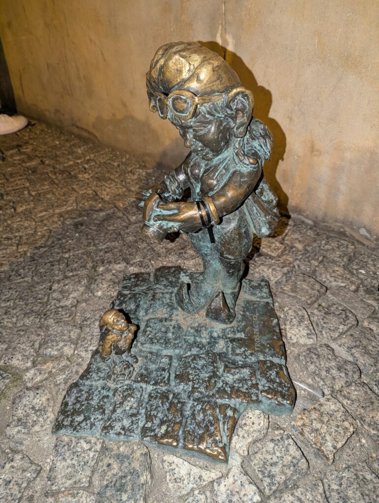 084. Krasnale Troszka i Adoratorek